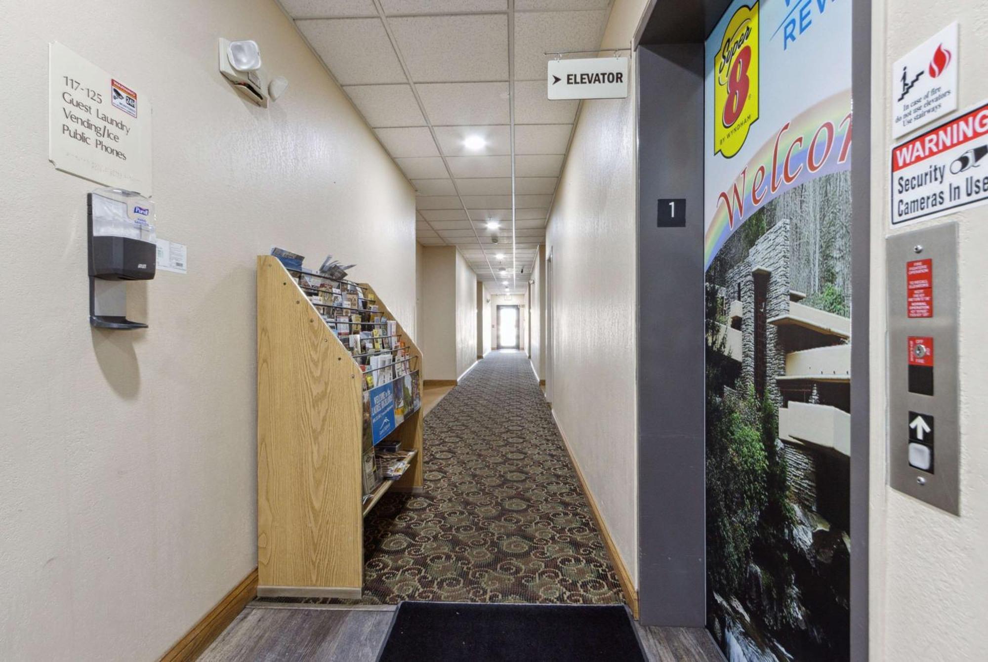 Super 8 By Wyndham Uniontown Pa Hotel Exterior photo
